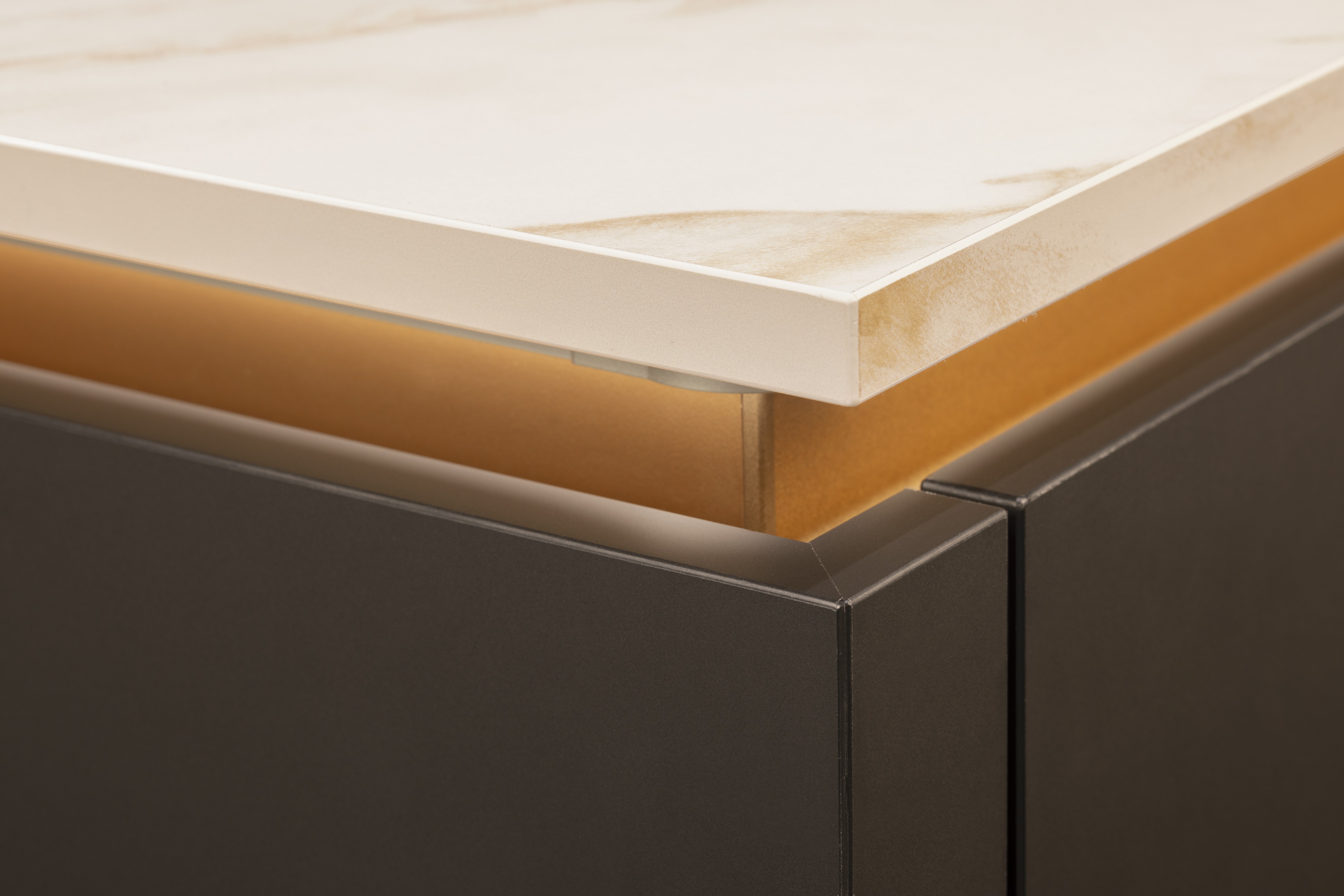 APL: 324 Marmor Carrara Bronze NB Korpus: 127 Schwarz Front: 496 Senso Lack Schwarz Premium matt Griff: Bronze Metallic (Line N) Geräte: Bosch Armatur: Gessi  Spüle: Rodi  Features: Neue Front in Trendfarbe Schwarz matt, Nischenelement mit Spielerückwand Farbe Bronze, beleuchtete Griffleiste, Push to open, neuer Schubkasten, Korpusfarbe schwarz, neues Nischendekor Bronze Glas, Trendfarbe Bronze (Eurocucina Milano), APL in Marmoroptik, Spülbecken und Armatur in Bronze, beleuchtete Regalleisten,Vorratsschrank