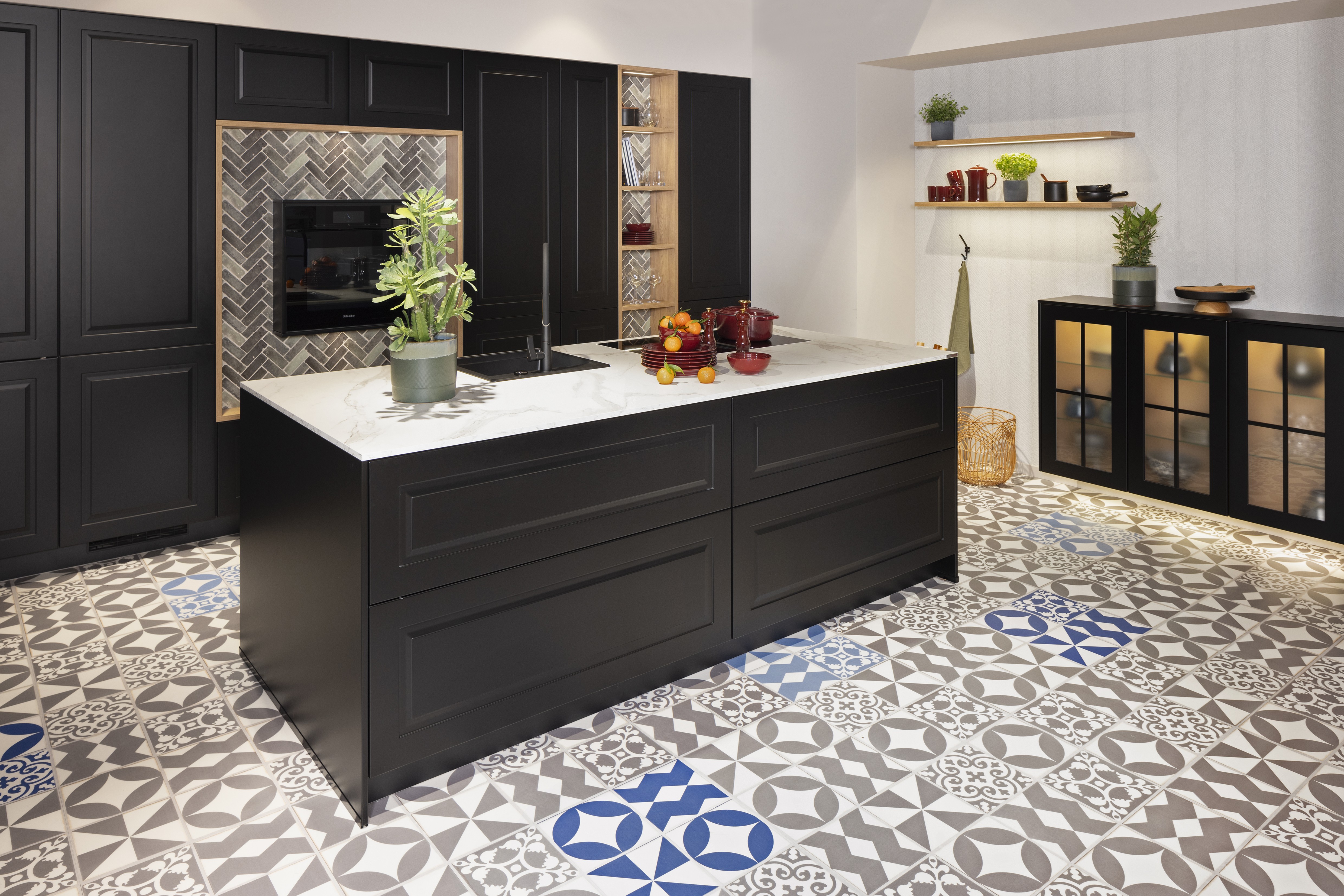 APL: 781 Venato Bianco NB Korpus: 127 Schwarz Front: 851 Lack, Schwarz matt Griff: Push to open Geräte: Miele Armatur: Gessi Spüle: Schock  Features: Landhaus modern in Lack, bedruckter PVC in Fliesenoptik Fußboden, bedruckte Fliesen Nischenrückwand, neuer Schubkasten mit Glaszarge, neuer Schubkasten mit Holzzarge, Apothekerschrank.