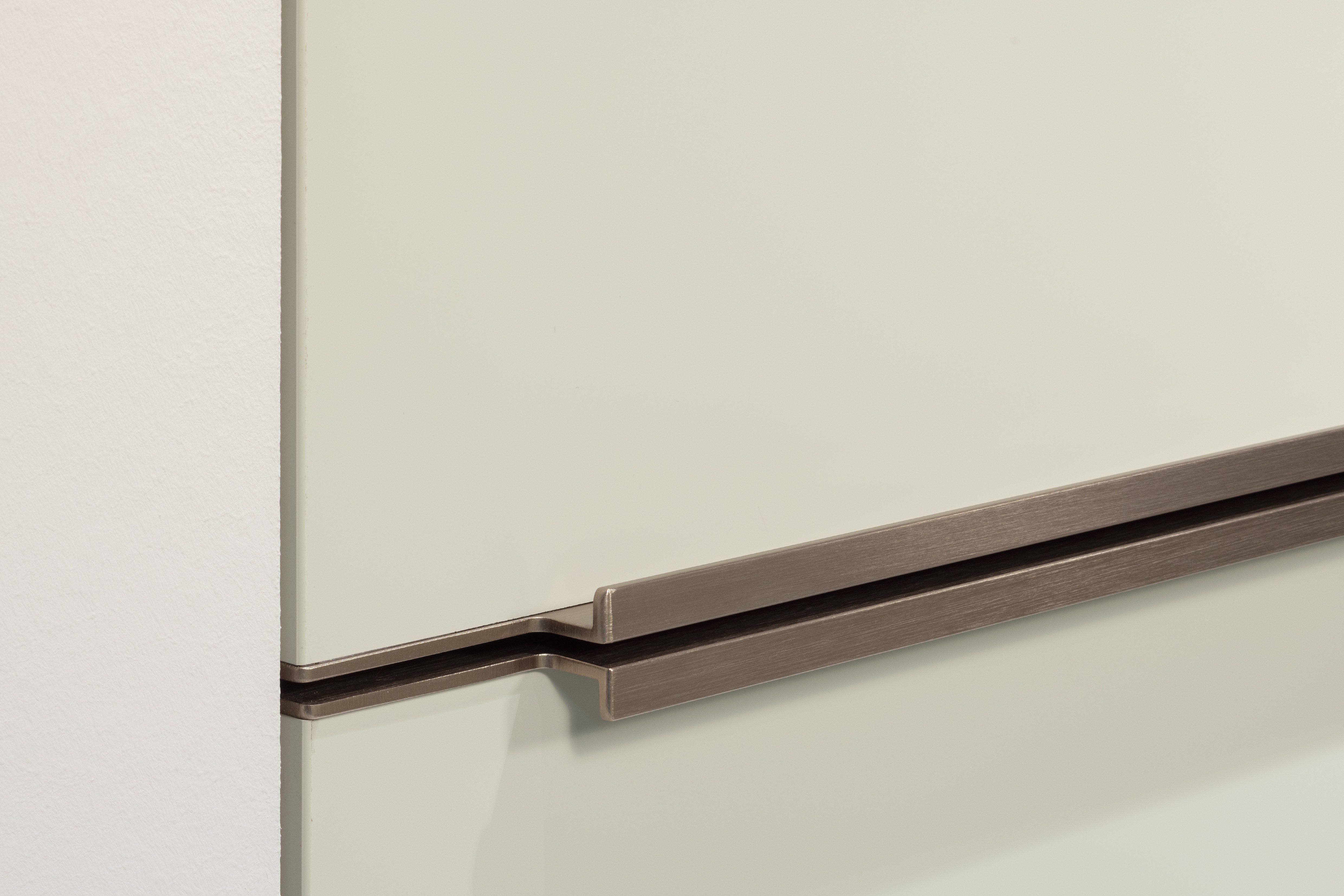 APL: 322 Terrazzo Weiß Korpus: 194 Schiefergrau Front: 494 Lack, Jade Premium matt Griff: Griffleiste Bronze metallic Geräte: Samsung  Armatur: Nobilia Spüle: Elleci  Features: Bronze + Jade, eingekoffertes Element, Handtuchhalter unter Spüle, neuer Schubkasten, moderne Insellösung, symmetrische Küche, Griffleiste in Bronze metallic