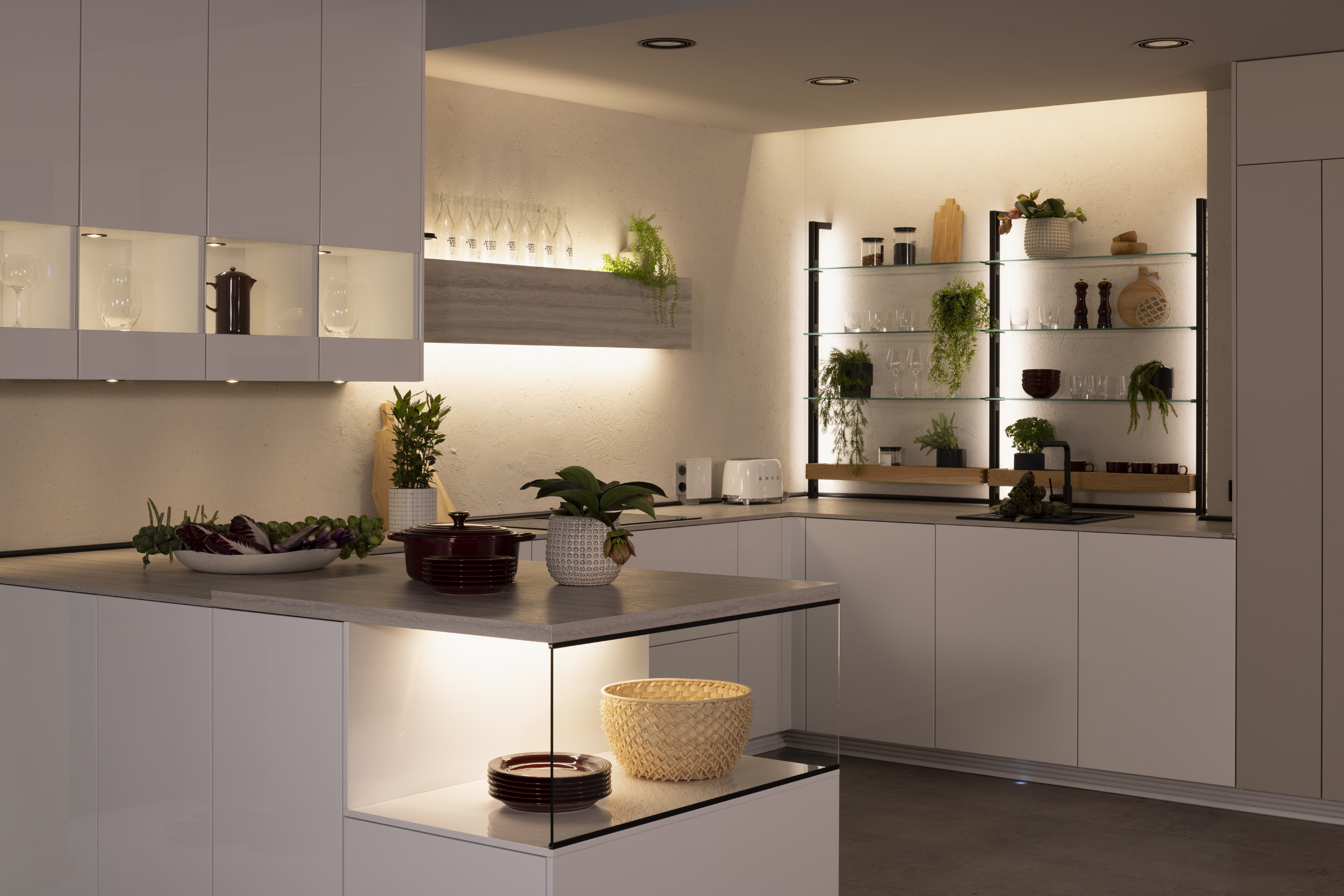 APL: 349 Travertin Sandgrau NB Korpus: 193 Alpinweiß Front: 516 Lack Alpinweiß Hochglanz Griff: Push to open Geräte: Laurus Ofen, Kochfeld Faber Armatur: Gessi Spüle: Elleci  Features: verschiedene Lichtstimmungen (Philips), Vitrinen Beleuchtungen, Aluminium Regal Schwarz mit Lichtblende, Steckdosen, Backofen-Kombi-Lösung, Handtuchhalter, Ecklösung Le Mans Auszug.