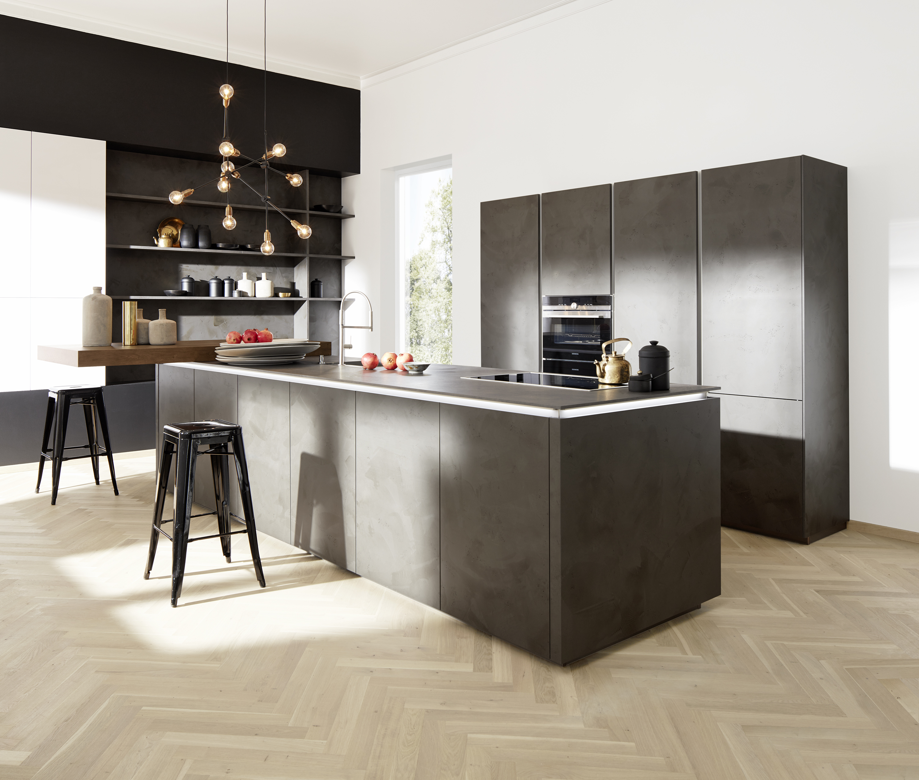 Nolte Küche dunkelgrau grifflos Kücheninsel beleuchtete Griffmulde Geräteschrankwand