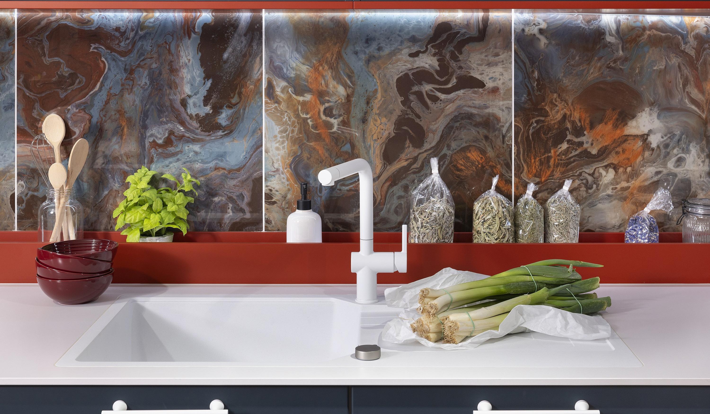 Nischenrückwand Marmoroptik farbstark