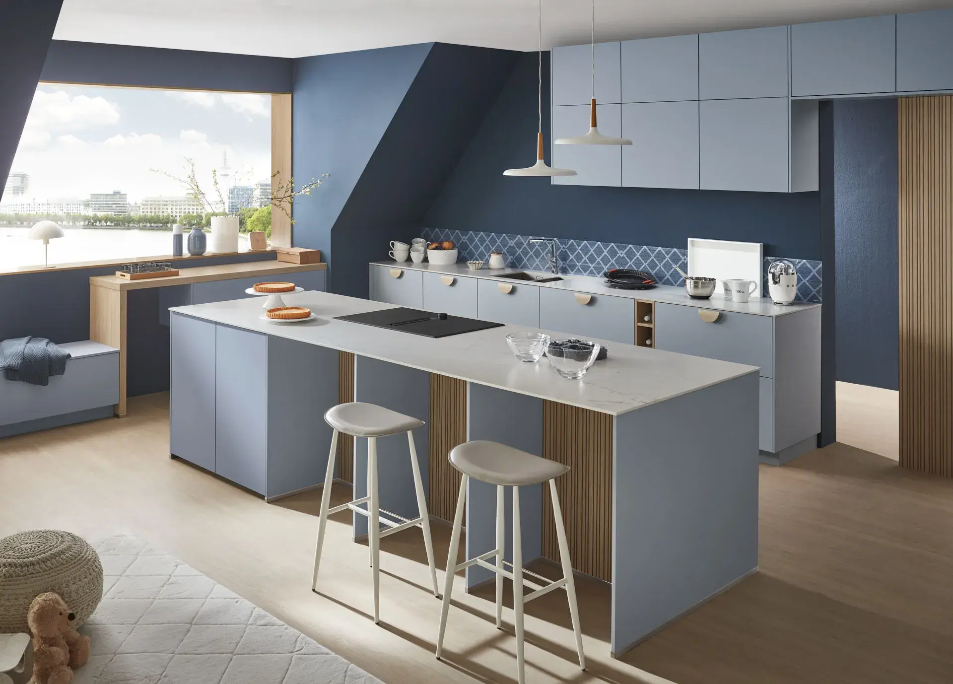 Gegenschuss, 2 NEFF Einbaubacköfen, Kücheninsel mit NEFF Induktionskochfeld mit Muldenlüfter, Mix aus Matt, Lack und Eiche, integrierter Kamin, Edelstahlspüle, Glasplatten