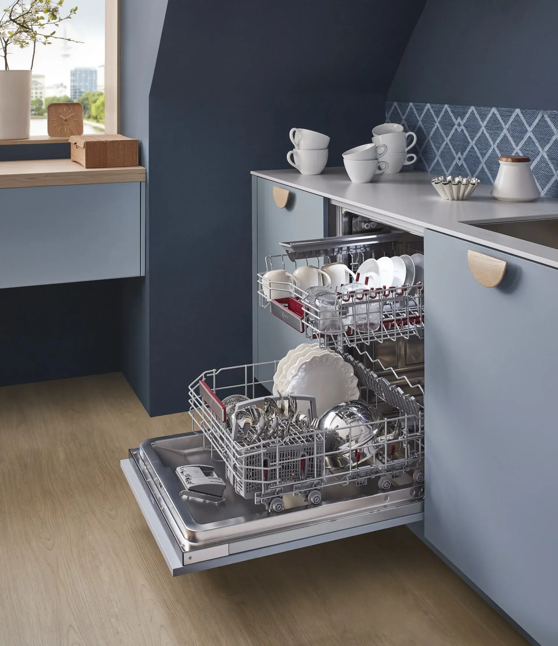 NEFF Geschirrspüler, daneben Schubladen, Mix aus Lack, Matt und Eiche
