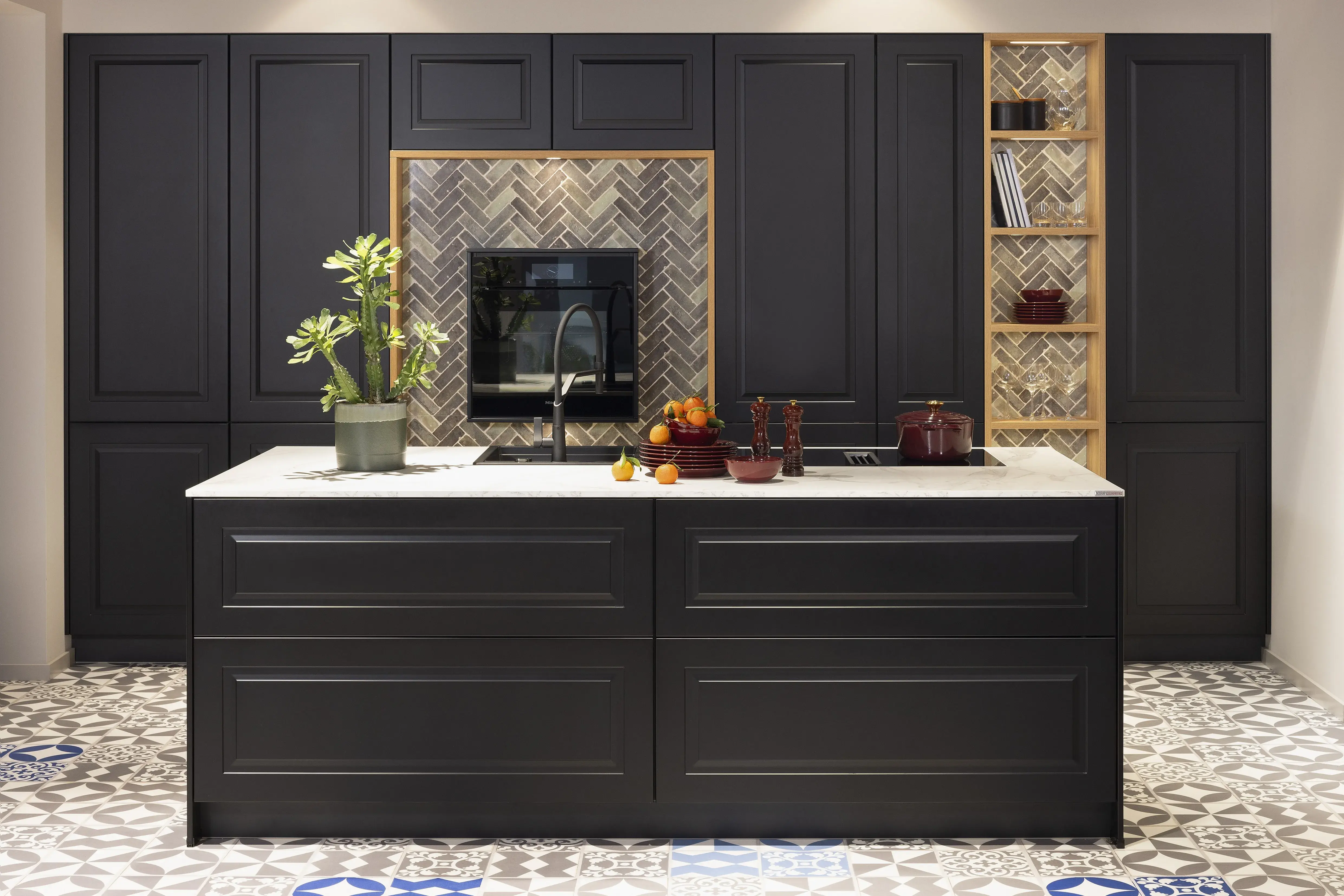 APL: 781 Venato Bianco NB Korpus: 127 Schwarz Front: 851 Lack, Schwarz matt Griff: Push to open Geräte: Miele Armatur: Gessi Spüle: Schock  Features: Landhaus modern in Lack, bedruckter PVC in Fliesenoptik Fußboden, bedruckte Fliesen Nischenrückwand, neuer Schubkasten mit Glaszarge, neuer Schubkasten mit Holzzarge, Apothekerschrank.