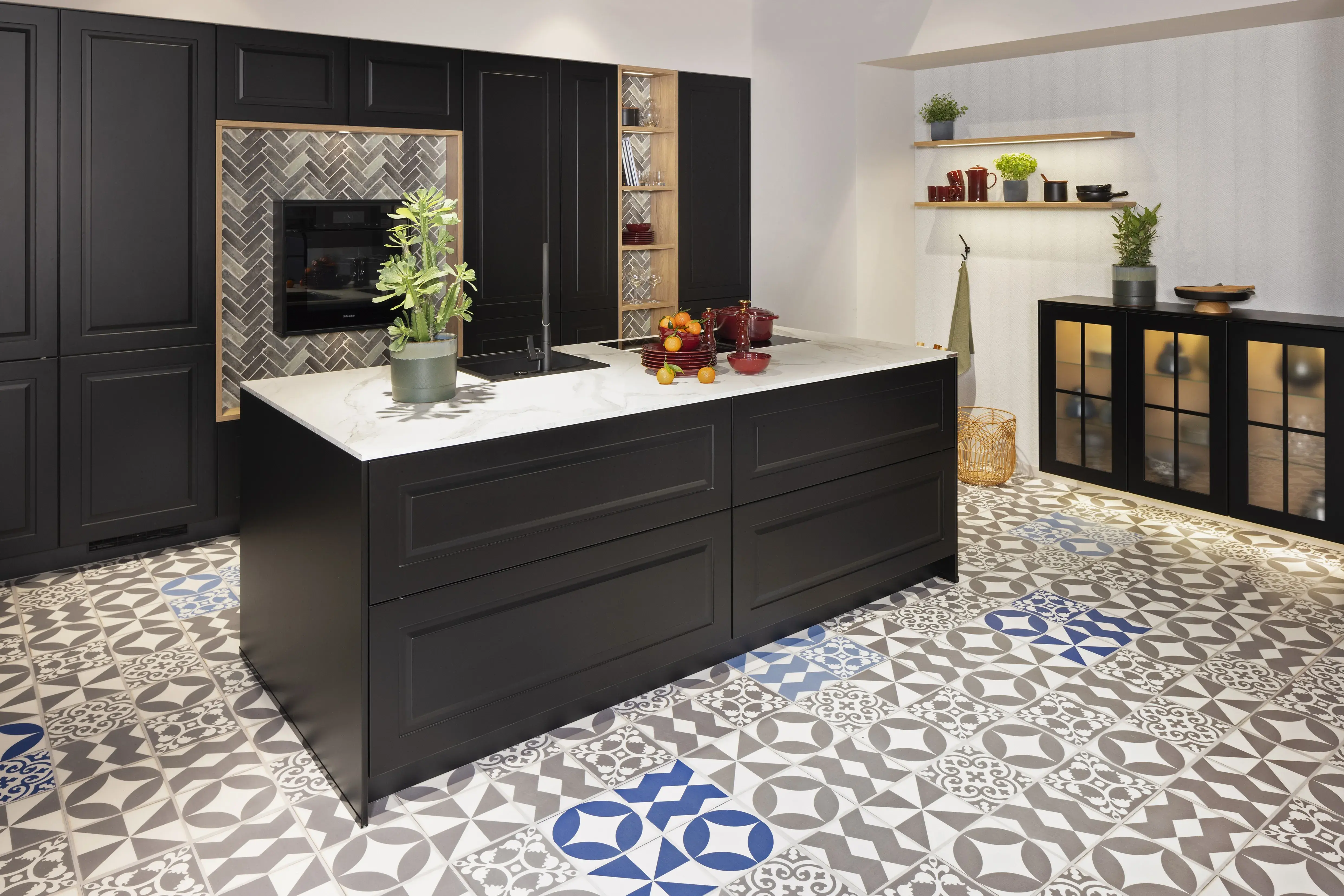 APL: 781 Venato Bianco NB Korpus: 127 Schwarz Front: 851 Lack, Schwarz matt Griff: Push to open Geräte: Miele Armatur: Gessi Spüle: Schock  Features: Landhaus modern in Lack, bedruckter PVC in Fliesenoptik Fußboden, bedruckte Fliesen Nischenrückwand, neuer Schubkasten mit Glaszarge, neuer Schubkasten mit Holzzarge, Apothekerschrank.