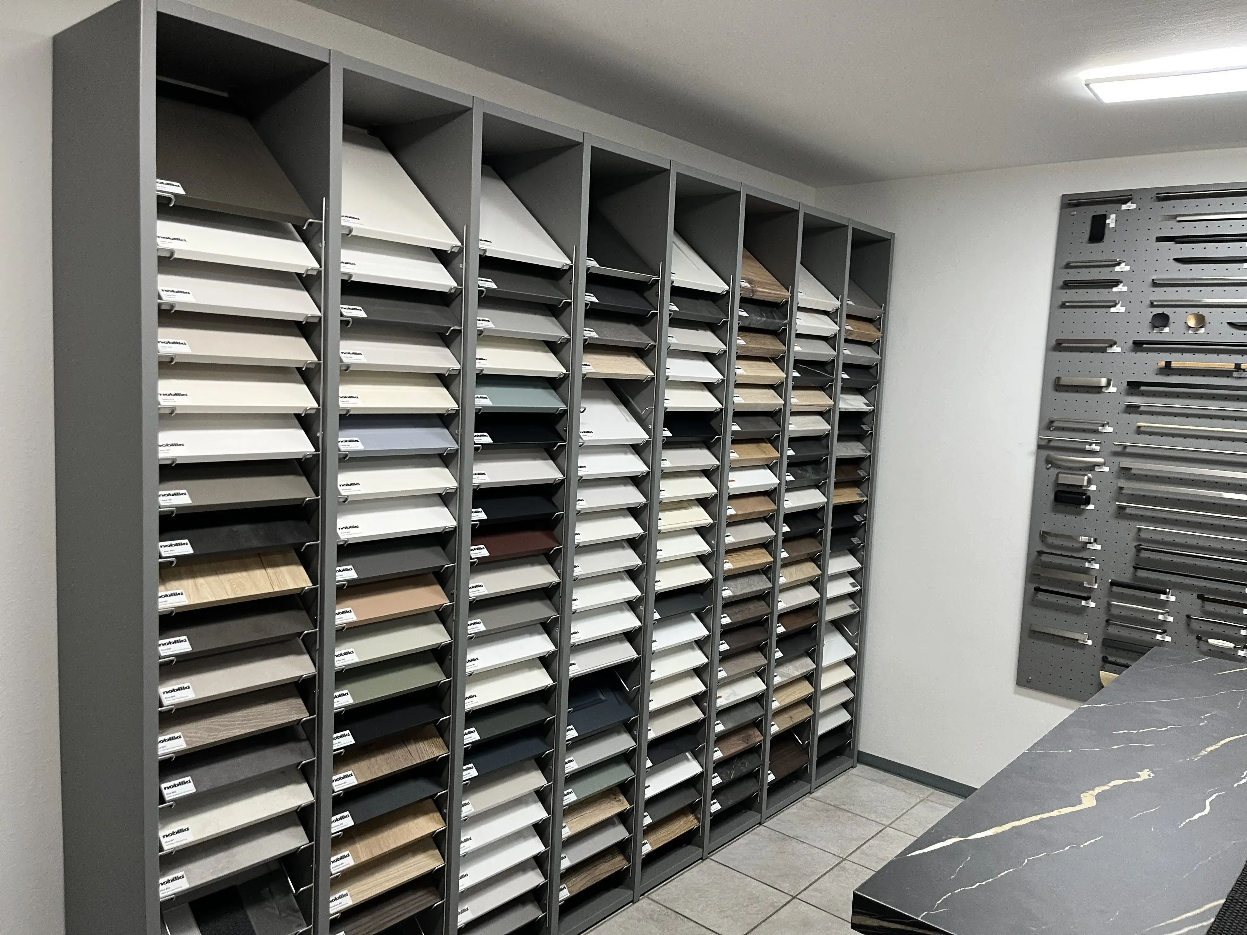 Regale mit vielen unterschiedlichen Farbmusterplatten in einem Ausstellungsraum